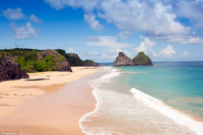 Đảo Fernando de Noronha ở Brazil xếp ở vị trí thứ 10 trong danh sách những hòn đảo đẹp nhất thế giới năm 2016. Trước đó, hòn đảo này đã giành được danh hiệu bãi biển đẹp nhất thế giới.