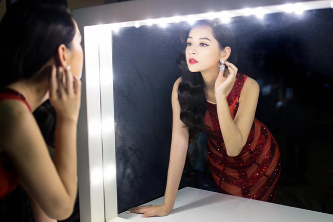 Rũ bỏ hình ảnh hot girl, Chi Pu trở nên lạ lẫm và quyến rũ vô cùng.