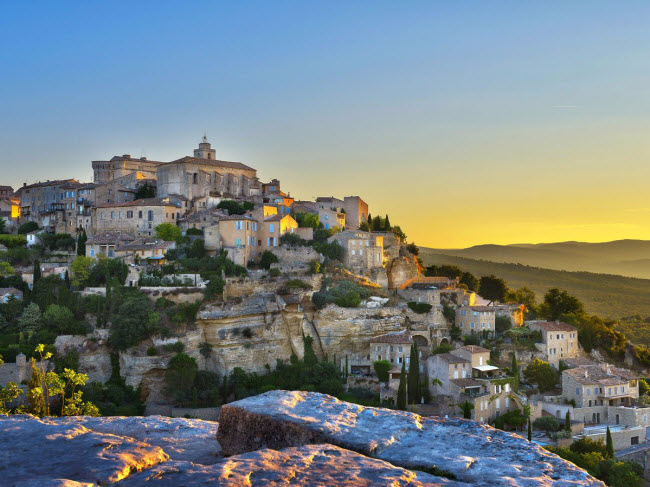 Được xây dựng dưới chân núi Vaucluse ở Pháp, ngôi làng Gordes là&nbsp;điểm dừng chân thường xuyên của các diễn viên và nghệ sĩ nổi tiếng từ khắp thế giới. Tới đây, bạn có thể khám phá những ngôi nhà cổ cũng như cánh đồng hoa oải hương và nho. &nbsp;