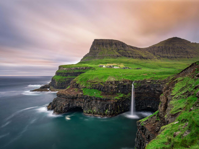 Nằm trên vách đứng tại quần đảo Faroe, ngôi làng Gásadalur rất khó&nbsp;tiếp cận cho đến khi một đường hầm được xây dựng vào năm 2004. Hiện tại, du khách có thể dễ dàng tới đây để chiêm ngưỡngcảnh đẹp ngoạn mục.