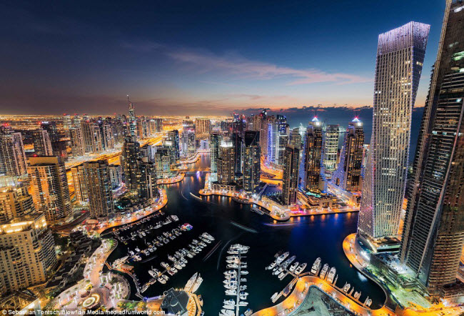 Những du thuyền đắt tiền đậu trên dòng kênh Dubai Marina cạnh những tòa nhà chung cư sang trọng bậc nhất thế giới.