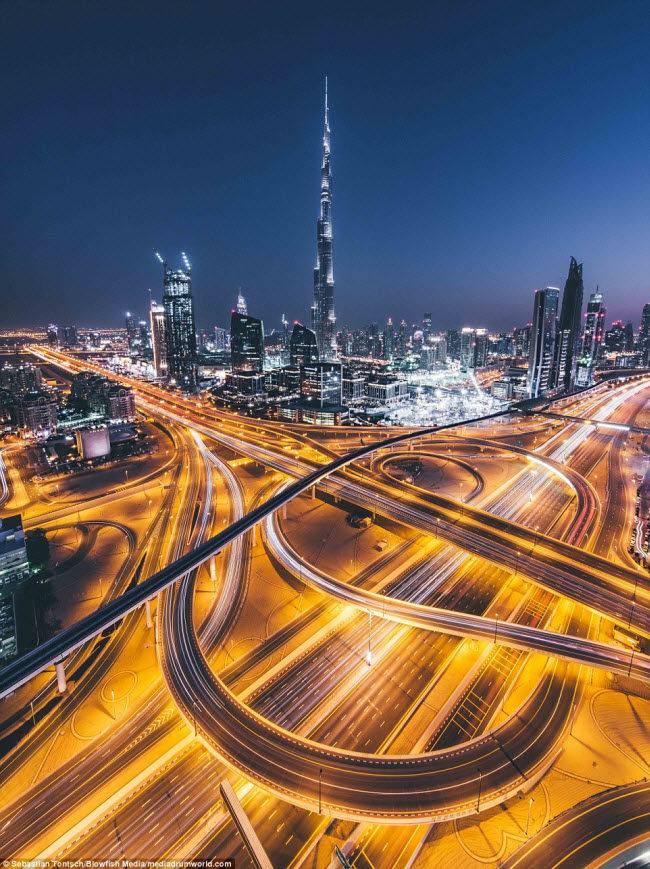 Tòa nhà Burj Khalifa đang giữ một số kỷ lục thế giới, bao gồm thang máy cao nhất thế giới.