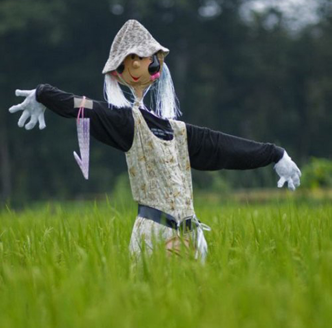Không ai đến chơi với em à.