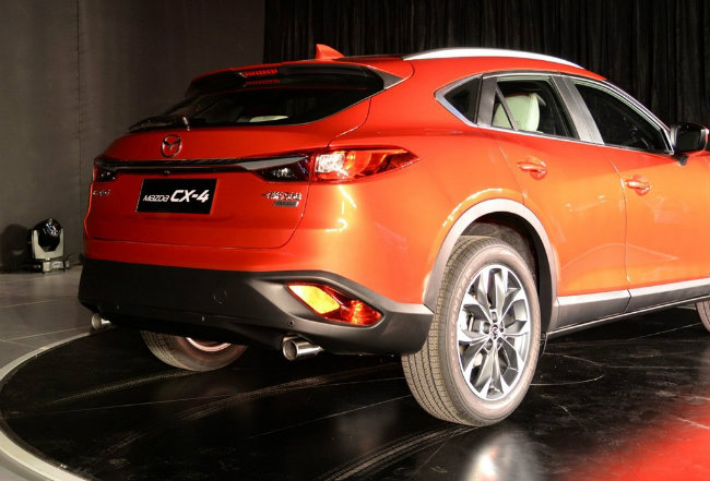 Đuôi xe cao, mang dáng dấp như chiếc xe thể thao đa dụng SUV.