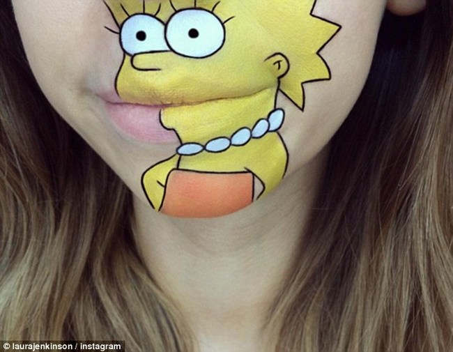 Bà mẹ Lisa của gia đình Simpson xuất hiện đầy sống động trên đôi môi và qua bàn tay trang điểm của Laura.
