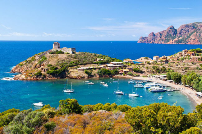Nằm giữa Địa Trung Hải, đảo Corsica thuộc Pháp hấp dẫn du khách bởi sở hữu bờ biển đẹp, cảnh núi non hùng vĩ, khí hậu ôn hòa và những công trình kiến trúc cổ.&nbsp;