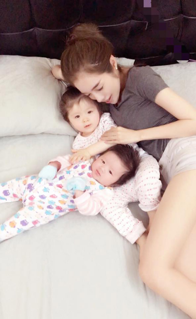 Hot girl Sài thành, &#34;công chúa lai&#34; Cadie và &#34;hoàng tử lai&#34; Alfie khiến người xem&nbsp;thấy ấm lòng trước những khoảnh khắc đời thường thế này.&nbsp;