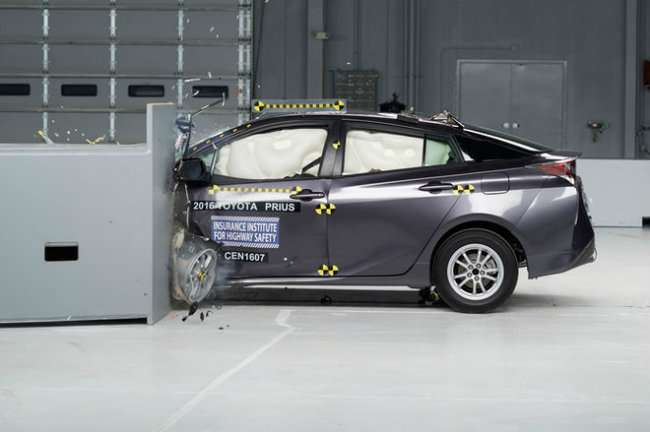 Toyota Prius 2016: mẫu xế nhỏ này không những gây ấn tượng với tính năng siêu tiết kiệm nhiên liệu cùng loạt công nghệ cao, mà còn được trang bị hệt hống cảm biến an toàn P của Toyota với các tính năng an toàn chủ động cho phép nó là mẫu xe lai an toàn nhất hiện nay.