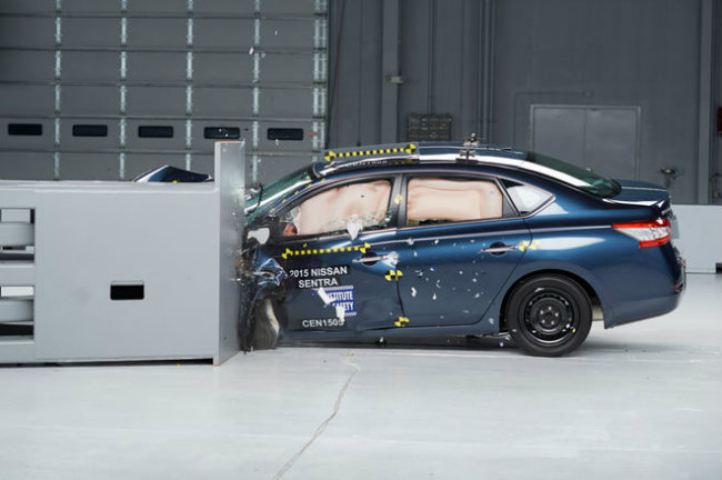 Nissan Sentra: được làm tươi mới lại, Nissan Sentra 2016 nhận được hệ thống an toàn đầy đủ với các tính năng bảo vệ chủ động, cho phép nó nhận điểm cao nhất trong thang đánh giá va đập trước của IIHS. Đồng thời xe cũng được nâng cấp độ an toàn hơn mẫu xe cũ năm 2015 và đạt được thang điểm Tốt trong phần đánh giá tổng thể.