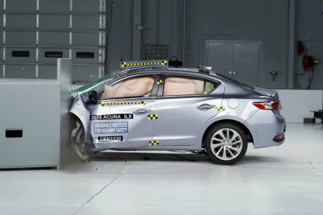 Aucra ILX: với hệ thống an toàn chủ động AcuraWatch Plus, Acura ILX nhận thang điểm cao nhất trong bài kiểm tra an toàn va đập trước. Xe cũng nhận được điểm cao cho phần bảo vệ hành khách và điểm Tốt cho phần đánh giá mở rộng.