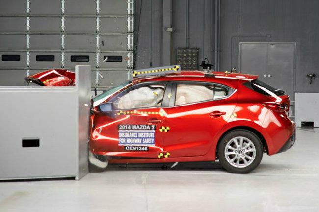 Mazda3: với phiên bản S Grand Touring, Mazda3 nhận được gói công nghệ cao thêm các tính năng an toàn tuyệt vời như phanh khẩn cấp tự động, cảnh báo va chạm trước và kiểm soát hành trình thích ứng. Những tính năng này giúp Mazda3 nhận được điểm an toàn tiên tiến trong bài kiểm tra va đập trước và điểm Tốt trong các bài đánh giá toàn diện.