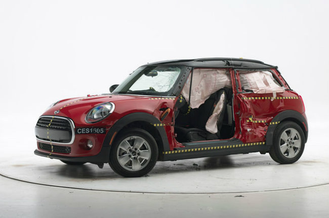 Mini Hardtop Two-Door: mẫu xế 2 cửa mới này nhận được điểm Tốt trong phần đánh giá toàn diện và điểm tiên tiến trong phần kiểm tra va đập trước nhờ trang bị tính năng hỗ trợ lái chủ động gồm phanh khẩn cấp tự động, cảnh báo va đập và kiểm soát hành trình thích ứng.