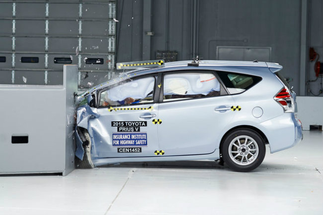 Toyota Prius V: điểm Tốt trong phần đánh giá toàn diện và điểm tiên tiến trong phần đánh giá va đập trước. Xe cũng nhận được điểm Tốt cho phần đánh giá đèn pha nhờ hệ thống đèn LED tối tân.