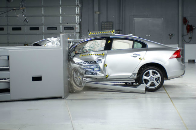 Volvo S60/V60: nhờ loạt tính năng an toàn, thậm chí có thể phanh ngay cả khi có người sang đường khi xe chạy với tốc độ đường phố. Bộ đôi này đều nhận điểm Tốt trong phần đánh giá tổng thể và điểm cao nhất cho phần đánh giá va đập trước.