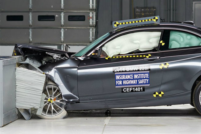 BMW 2 Series: là mẫu coupe nhỏ nhất của BMW, 2 Series cũng là mẫu xế rẻ nhất và đem lại nhiều thú vị khi lái xe. Không những thế 2 Series còn nhận điểm Tốt cho phần kiểm tra va mở rộng và điểm tiên tiến trong phần đánh giá va đập trước nhờ trang bị hệ thống hỗ trợ lái chủ động.