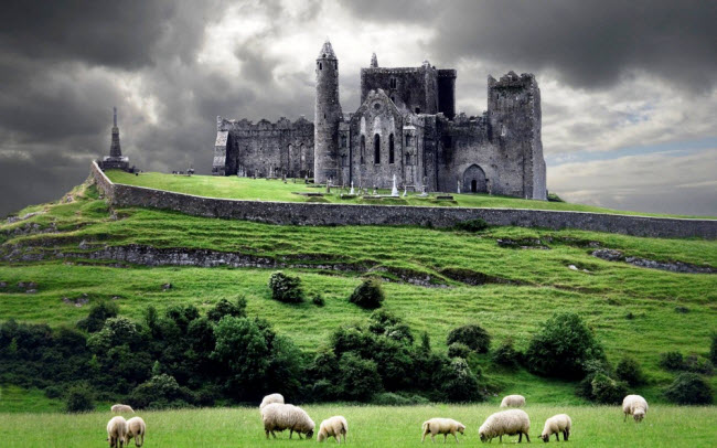 Lâu đài Rock of Cashel là nơi ở của các vị vua thời Munster trong vài trăm năm trước khi thuộc về người Norman. Ireland &nbsp;không chỉ có&nbsp;vẻ đẹp khó tả từ những vịnh, hố sâu, đảo, thung lũng và những vách đá, mà còn có lịch sử và&nbsp; văn hóa độc đáo.