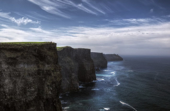 Vách đá Moher là một trong những điểm du lịch hàng đầu của Ireland, đã được công nhận là Công viên địa chất Toàn cầu.