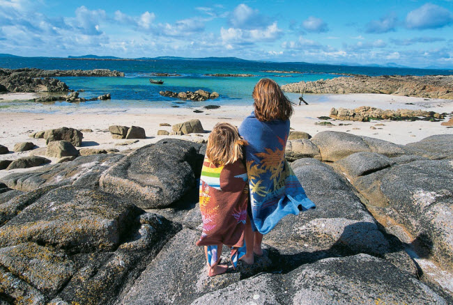 Mùa hè đặc trưng ở Ireland, với gió lạnh khiến các bãi biển rất vắng khách.