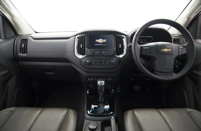 Bên trong, Chevrolet Colorado 2016 có một bảng điều khiển với thiết kế hoàn toàn mới với các vật liệu cao cấp, và các phần mềm cảm ứng.