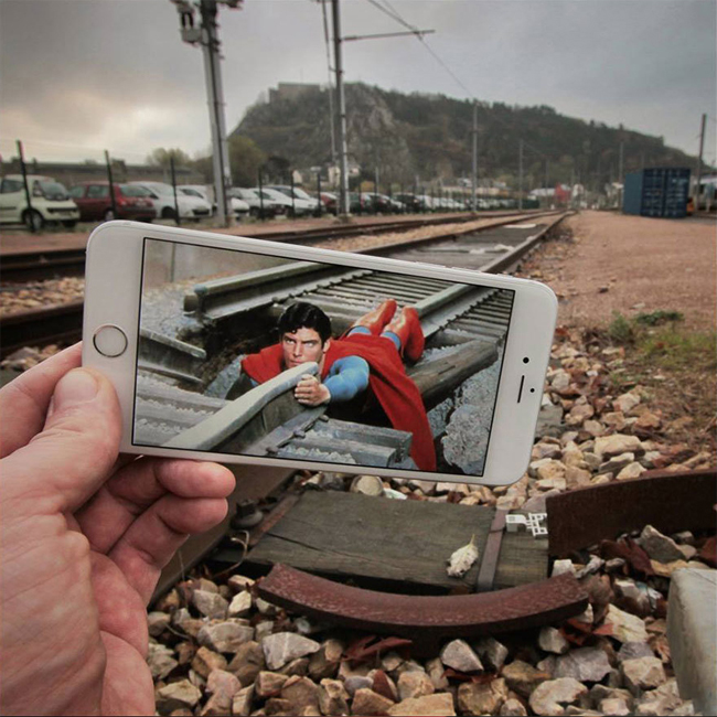&#34;Super man&#34; đang cố khắc phục đoạn đường sắt bị hỏng.