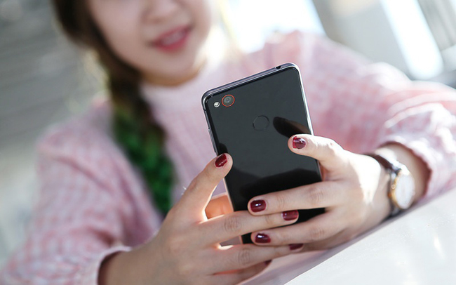 Ngoài ra, máy còn được trang bị tính năng chụp ảnh định dạng RAW, cho phép các thao tác trên ảnh như chỉnh màu, xử lý hình ảnh sẽ dễ dàng hơn nhiều. Nubia Z11 Mini có khả năng quay video HD 1080p.