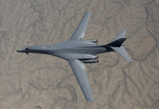 Máy bay ném bom B-1B Lancer được coi là xương sống của Không quân Mỹ. Ưu điểm của loại máy bay này là có thể mang một lượng lớn vũ khí và thực hiện nhiều sứ mệnh mệnh khác nhau như vận chuyển hàng hóa hay ném bom với độ chính xác cao.