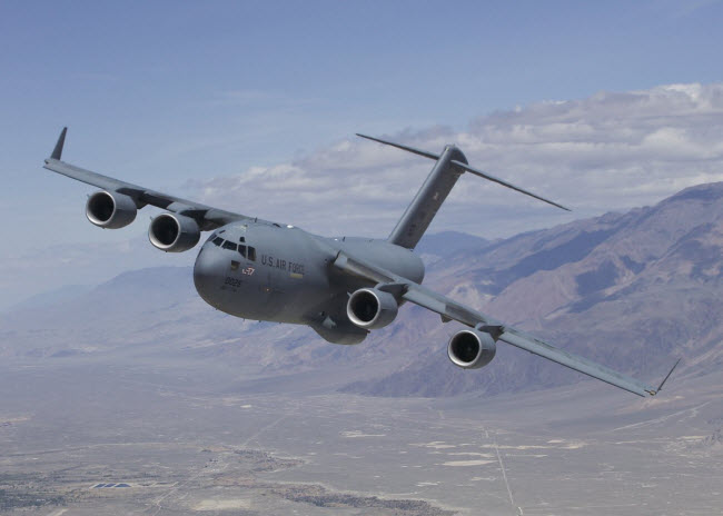 C-17 Globemaster III là loại máy bay vận tải mới nhất gia nhập Không quân Mỹ. Nó có thể thực hiện tốt các sứ mệnh vận chuyển người và hàng hóa cũng như phân phát hàng cứu trợ và sơ tán tại vùng xảy ra thiên tai.