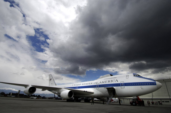Sở chỉ huy trên không tối tân Boeing E-4B là một trong hai loại máy bay chuyên chở Tổng thống Mỹ và quan chức cao cấp của Lầu Năm Góc. Nó có vai trò như Trung tâm chiến dịch trên không của quốc gia trong các trường hợp khẩn cấp.