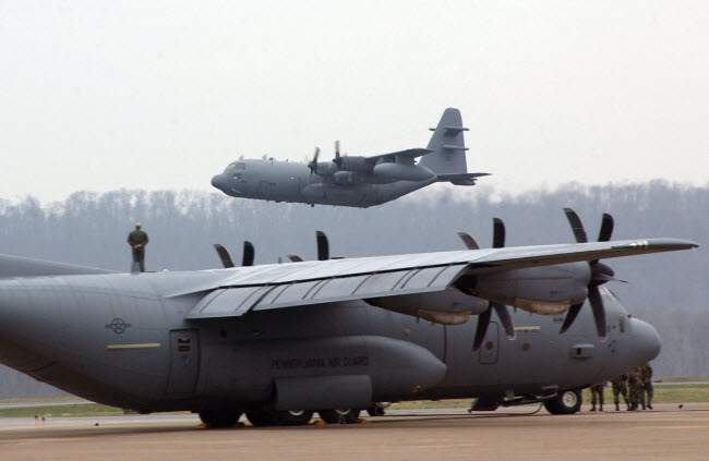 Máy bay EC-130 được phát triển dựa trên nền tảng của C-130. Nó được trang bị các hệ thống vũ khí chiến thuật có khả năng phá vỡ trung tâm chỉ huy và kiểm soát cũng như mạng lưới liên lạc của kẻ thù.