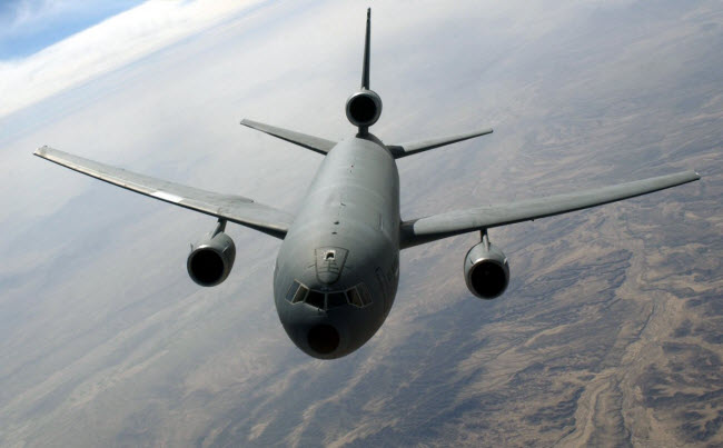 Máy bay vận tải và tiếp liệu KC-10 có nhiệm vụ chính là tiếp nhiên liệu trên không cho các chiến đấu cơ. Nó cũng có thể chở quân nhân, thiết bị quân sự và sơ tán bằng đường không.