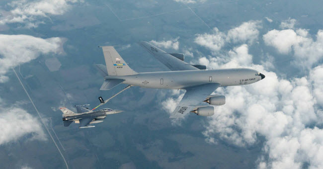 KC-135 Stratotanker đóng vai trò chính trong hoạt động tiếp nhiên liệu trên không của Không quân Mỹ. KC-135 làm nhiệm vụ hỗ trợ cho lực lượng không quân, hải quân và lính thủy đánh bộ Mỹ cũng như quân đội các nước đồng minh.