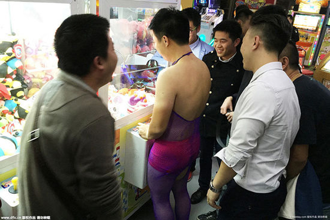 Các anh nhường em thanh toán trước nhé.