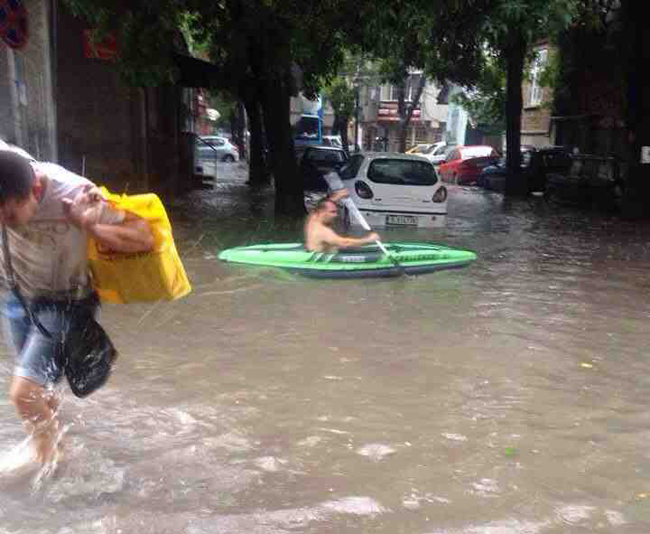 Yeah! Có nước để bơi thuyền rồi.