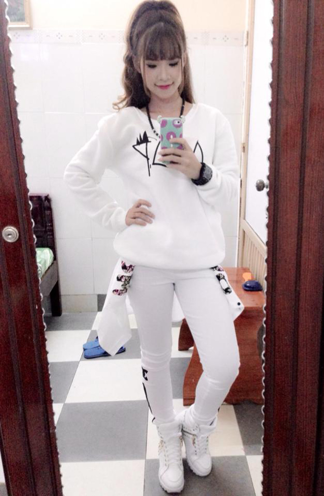 Khi Sài Gòn chuẩn bị vào mùa Noel, Khởi My diện nguyên cây trắng, hút 509.000 lượt like. Gu thời trang của Khởi My không cầu kỳ, hàng hiệu nhiều mà chủ yếu là các đồ trẻ trung, tạo sự thoải mái. Trước đây cô sống vất vả nên phải tiết kiệm tiền, không dám tiêu pha để còn mua nhà. Giờ đây khi nổi tiếng, có nhà tiền tỷ, Khởi My vẫn giữ phong cách không hoang phí.