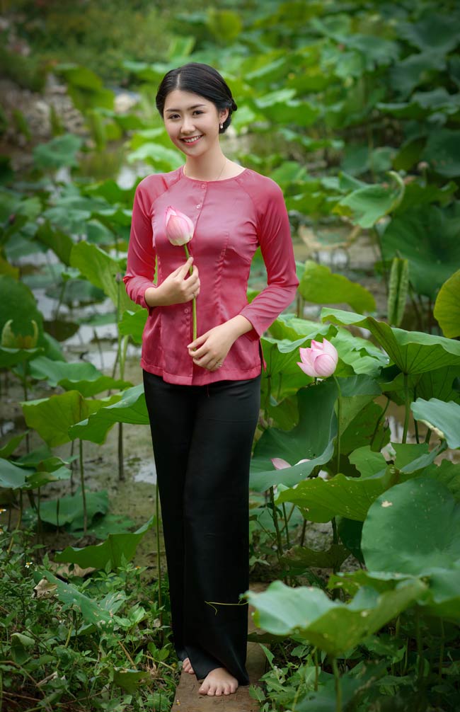 &#34;Nói đến sen, mình thường liên tưởng đến vẻ đẹp thuần khiết, thanh tao nhưng vẫn có nét gì đó giản dị,&nbsp;giống như hình mẫu người phụ nữ mình muốn hướng tới&#34;, Ngọc Linh chia sẻ.&nbsp;