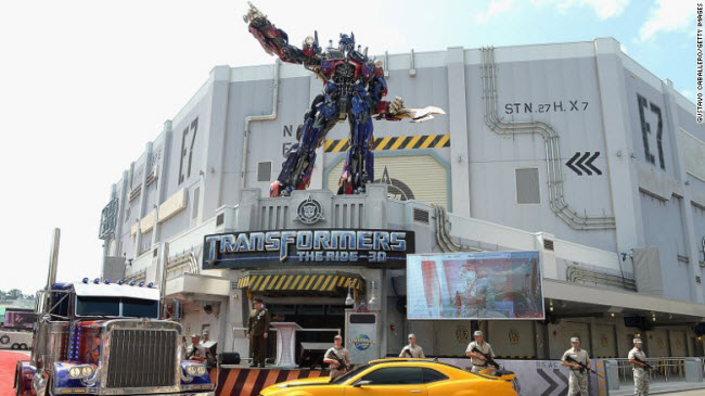 Bối cảnh mô phỏng bộ phim “Transformers: The Ride” là một trong những&nbsp;khu giải trí hấp dẫn nhất tại công viên Universal Studios ở Orlando, Florida &#40;Mỹ&#41;.