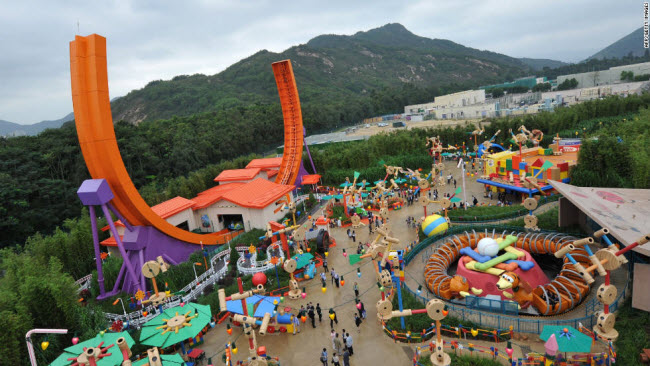 Vương quốc đồ chơi là một trong những khu hấp dẫn nhất trong công viên giải trí Disneyland ở Hong Kong.