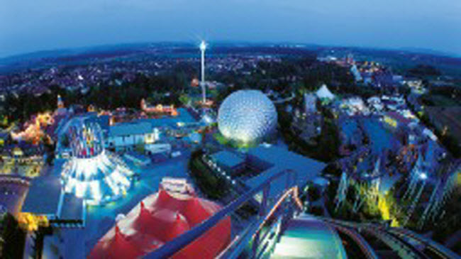 Vẻ lộng lẫy về đêm tại công viên giải trí Europa-Park ở Rust, Đức.