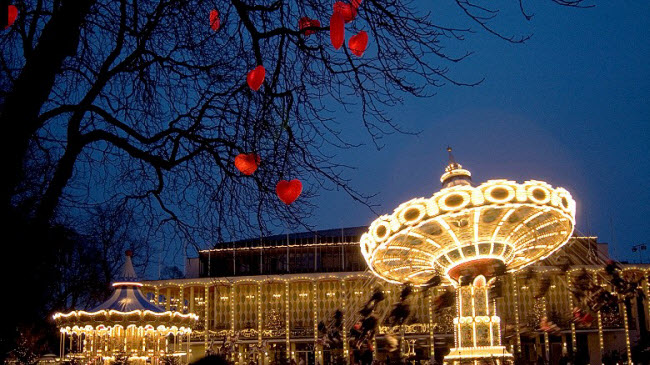 Công viên Tivoli Gardens ở Đan Mạch có đủ tất cả các trò giải trí hấp dẫn.