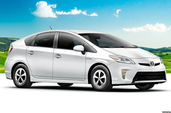 Toyota Prius sở hữu hệ thống ứng dụng Entune chính hãng cho phép kết nối điện thoại thông minh với trung tâm thông tin điều khiển từ xa trong xe, từ đó có thể bật hệ thống điều hòa và làm mát xe rất tiện lợi. Bên cạnh đó Prius còn trang bị quạt thông gió chạy bằng năng lượng mặt trời giúp hút không khí từ bên ngoài vào xe khi mà nhiệt độ nội thất của xe để lâu ngoài trời tăng lên 68 độ. Đồng thời hệ thống điều khiển điều hòa từ xa bằng chìa khóa thông minh còn cho phép điều hòa của Prius chuyển từ chế độ chạy điện sang chạy bằng năng lượng pin kéo dài trong 3 phút. Như thế sẽ rất tiết kiệm năng lượng cho xe.