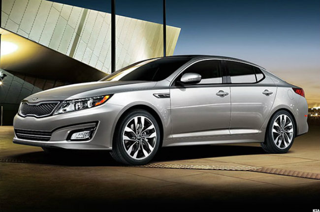 Mặc dù chỉ có giá khởi điểm dưới 30 nghìn USD thế nhưng Kia Optima EX lại sở hữu điều hòa hai chiều tiêu chuẩn, cùng gói nâng cấp cao cấp giúp luân chuyển không khí làm mát bên dưới da ghế dùng cho lái xe. Bên cạnh đó thiết kế cửa sổ trời toàn cảnh cùng hệ thống màn hình giải trí cảm ứng sẽ giúp cho hành khách thêm thư giãn.