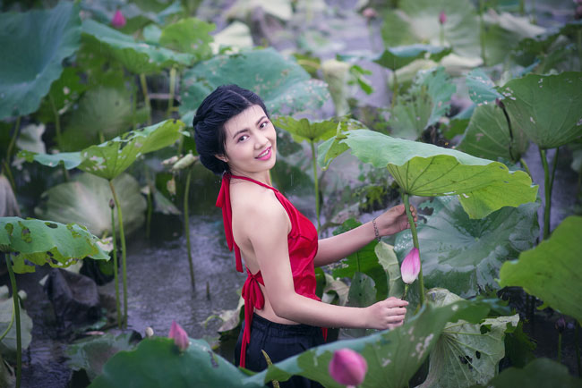 Trước việc nhiều cô gái ăn mặc hở hang, tạo dáng phản cảm bên sen, nữ sinh Sư phạm chia sẻ: &#34;Mình nghĩ, ý tưởng chụp ảnh cùng sen đều xuất phát từ niềm yêu thích loài hoa này của các bạn trẻ. Tuy nhiên, có thể một số bạn chưa biết rõ ý nghĩa của hoa sen nên có cách ăn mặc và tạo dáng chưa phù hợp. Sen là loài hoa thuần khiết, chụp ảnh với sen không nên ăn mặc hở hang, lộ liễu quá&#34;.&nbsp;