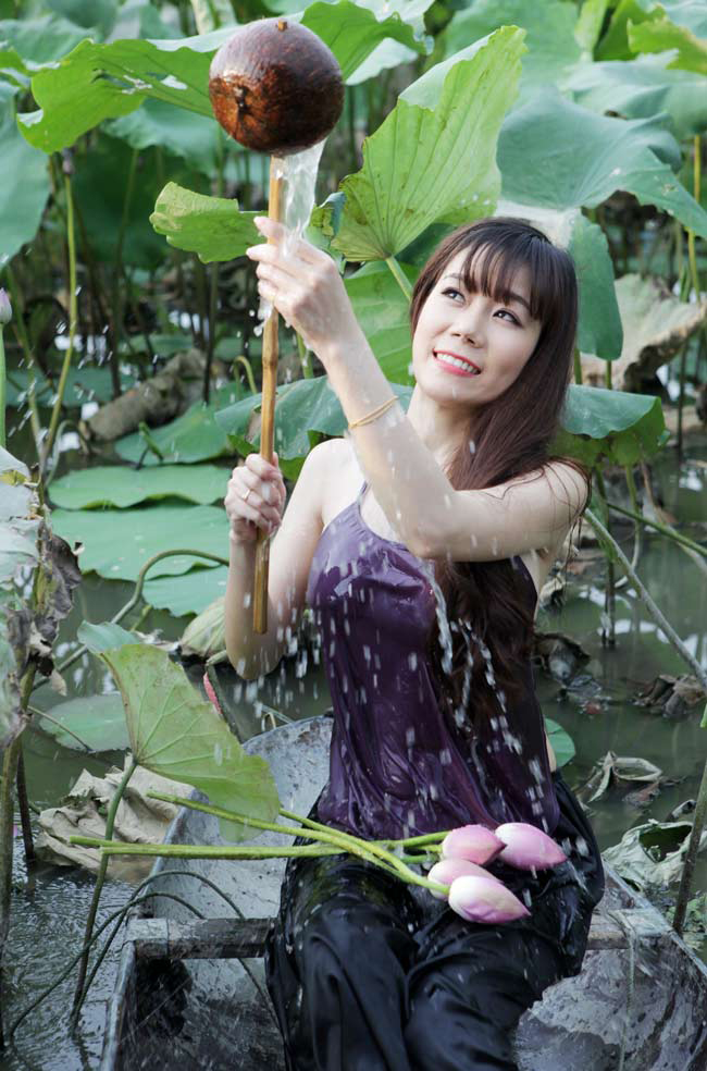 Các cô gái thường chọn áo yếm chụp sen cho dân dã