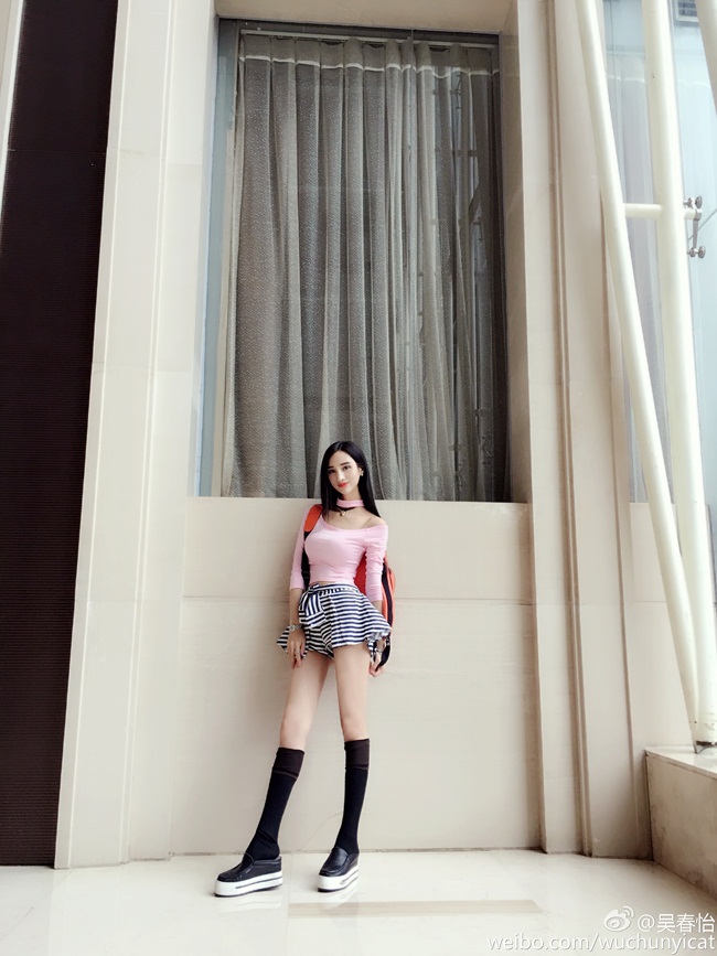 Xuân Di khoe đôi chân dài miên man của mình trong bộ trang phục trẻ trung, phong cách.&nbsp;