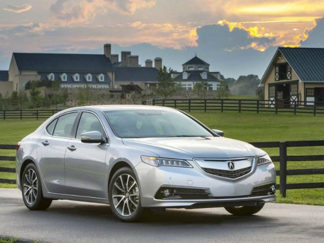 Một trong những top xe này phải kể đến là Acura TLX, một mẫu sedan sang trọng 4 cửa có kích cỡ nằm giữa phân khúc sedan tầm trung và một chiếc compact. Sức mạnh xe đến từ loại động cơ V6 mạnh mẽ cùng hộp số tự động 9 cấp và hệ dẫn động toàn bánh độc quyền của Acura. Nhìn bên ngoài tuy nhỏ nhắn nhưng TLX lại có nội thất rộng rãi, với một loạt trang thiết bị đạt tiêu chuẩn của Đức, đem lại những tiện nghi thoải mái và bên trong khá yên tĩnh đem lại cảm giác dễ chịu cho hành khách, nhất là các thành viên trong cùng gia đình.
