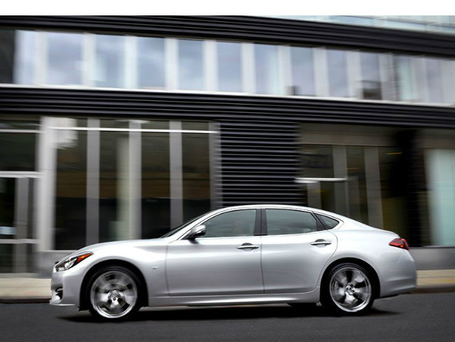 Tiếp theo trong danh sách này là Infiniti Q70. Đây là mẫu sedan tầm trung sang trọng, thiết kế 4 cửa, với phong cách bề ngoài tròn trịa và trang trí nội thất hấp dẫn với gỗ, da. Các ghế ngồi phía trước lớn, ghế ngồi phía sau cũng lớn không kém tạo sự thoải mái ngay cả với những hành khách cao lớn. Động cơ xe mạnh mẽ với tùy chọn loại V6, V8 hoặc động cơ lai đem lại khả năng vận hành trơn chu.
