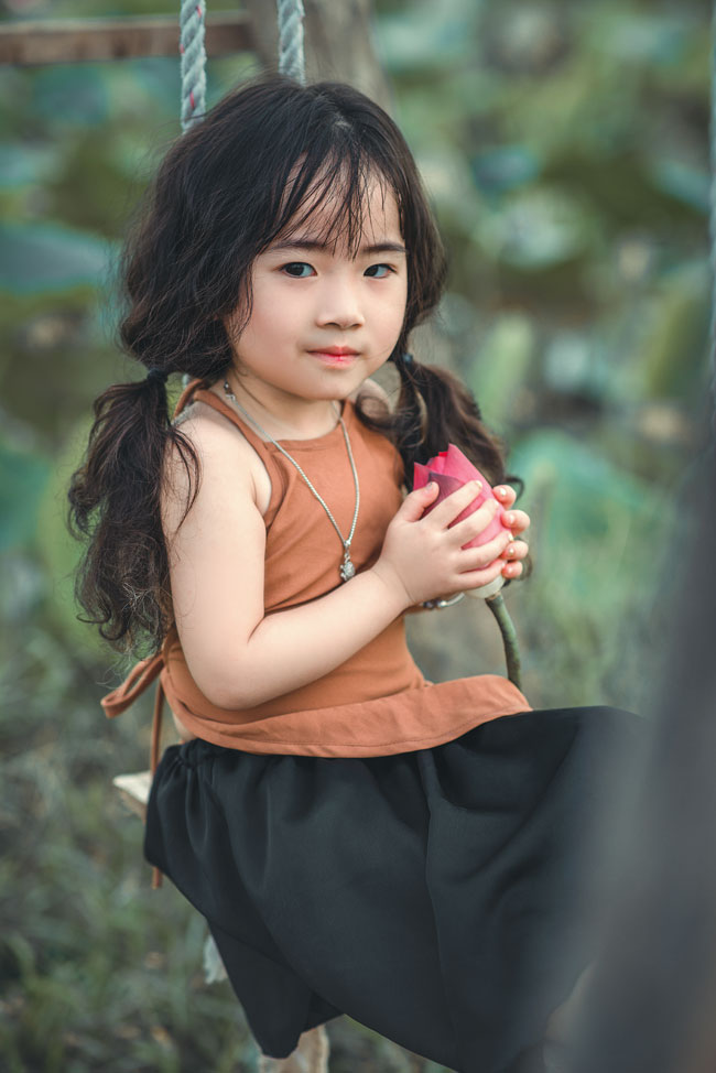 Chị cho biết thêm, chị vốn chỉ định chụp cho San San vài kiểu ảnh đẹp rồi in ra treo trong nhà, không ngờ lại được nhiều người quan tâm đến vậy.&nbsp;