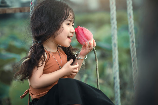 San San là cô bé điệu đà và dịu dàng.&nbsp;