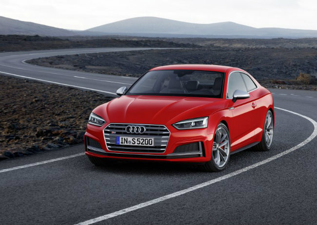 S5 là mẫu coupe mạnh nhất của Audi, với nhận dạng điển hình là mảnh bạc hình chữ H nối liền hai ống hút khí, và vệt chữ H trên hai gương chiếu hậu.