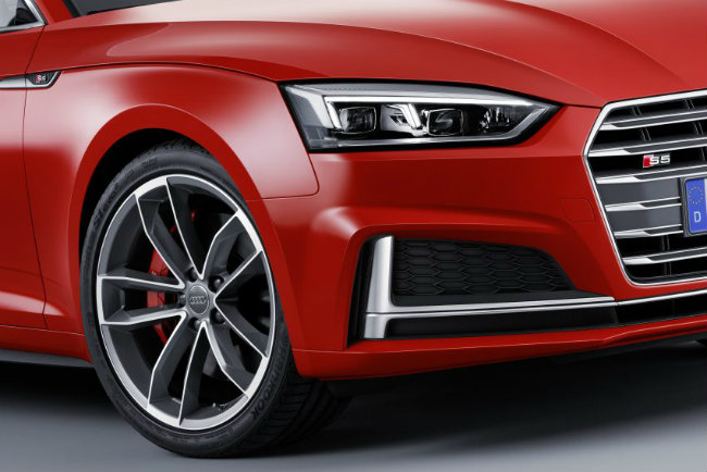 Đèn pha LED và điểm nhận dạng của S5 Coupe là dòng chữ H nối liền hai cửa hút gió.